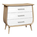 **Moderne houten ladekast met ronde hoeken en drie lades**